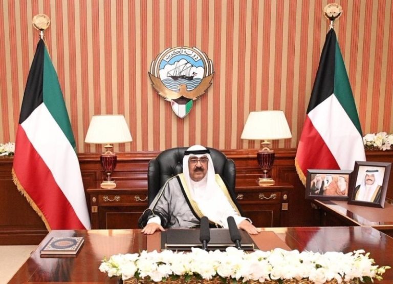 تلفزيون الكويت يعلن حل مجلس الأمة وتعليق بعض مواد الدستور