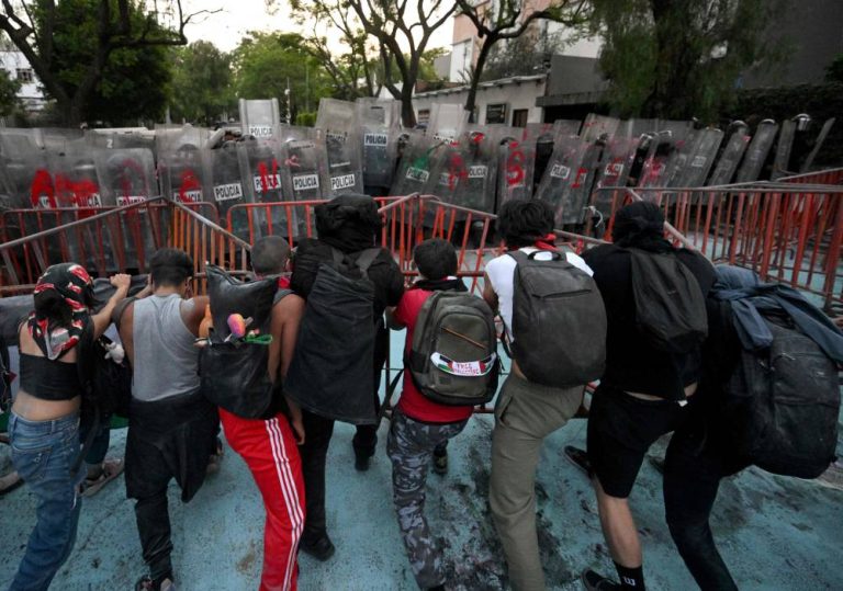 إصابة 6 شرطيين مكسيكيين خلال مواجهات مع متظاهرين مؤيدين لفلسطين أمام سفارة إسرائيل.