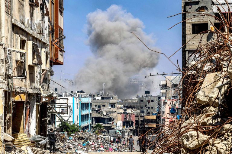 مخيم للنازحين بغزة دمر في غارة إسرائيلية وعشرات القتلى والجرحى