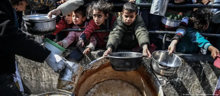 ميدل إيست آي: بعد عودة المجاعة.. أمهات غزة يكافحن لإطعام أطفالهن الذين أعياهم الجوع والمرض