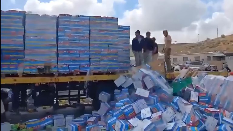 نشطاء إسرائيليون ينهبون شاحنات المساعدات المتجهة إلى غزة
