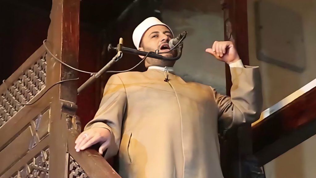 خطيب الجامع الأزهر يحذر من خطورة إفساح المجال لدعوات إنكار التراث وإسقاط الرموز