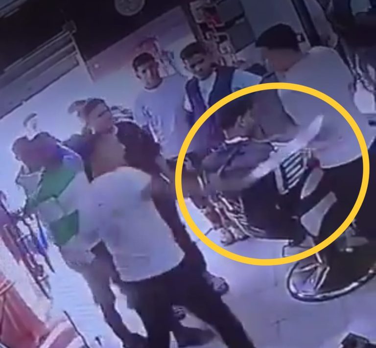 بالفيديو.. بلطجي يعتدي “بالسيف” على شاب داخل صالون حلاقة بالإسماعيلية
