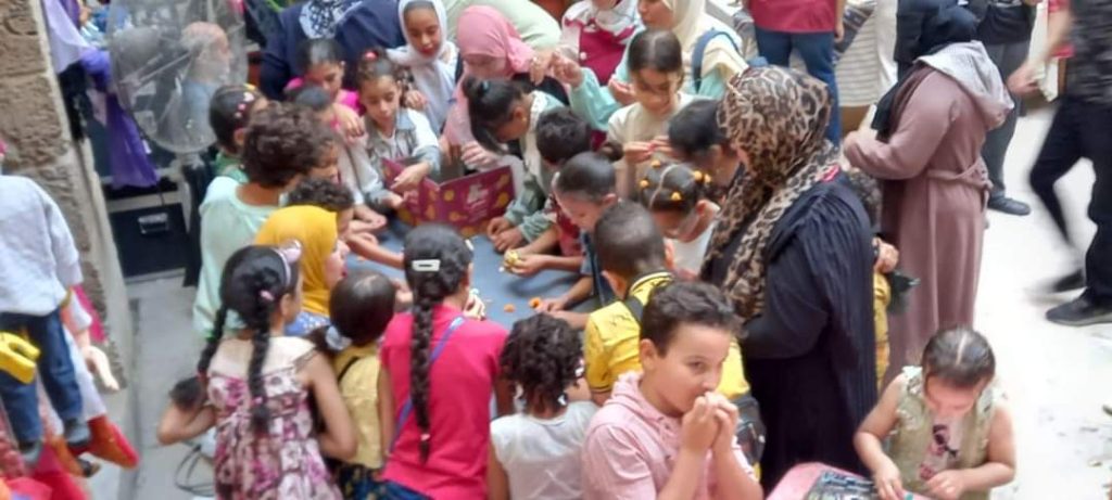 أطفال الأسمرات في جولة ببيت السناري ضمن المشروع الثقافي للإسكان البديل