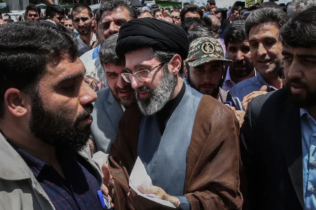 مركز ستيمسون: من سيخلف خامنئي في زعامة إيران؟ ابنه ليس المرشح الأقوى