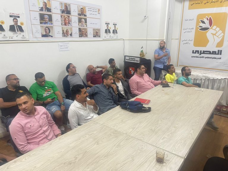 بالصور.. اعتصام قيادات وكوادر الحزب المصري الديمقراطي داخل مكتب فريد زهران
