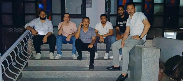 إغلاق مقر الوفد من قبل متظاهرين صحفيين يطالبون بأوراق اعتمادهم