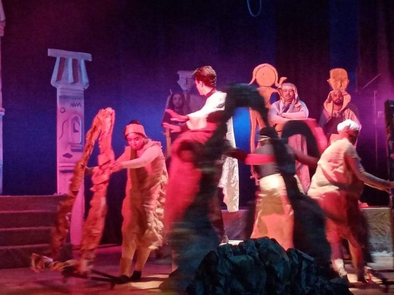 عن أسطورة مصرية قديمة.. مسرح ثقافة أسيوط يشهد عرض “مراكب الشمس”