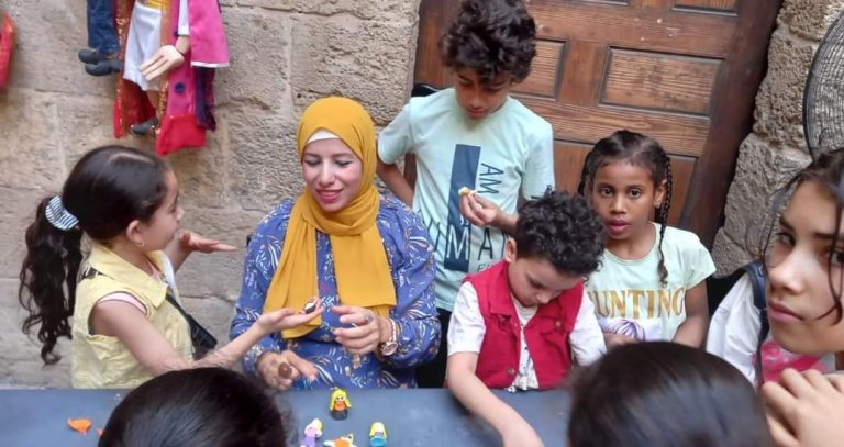 أطفال الأسمرات في جولة ببيت السناري ضمن المشروع الثقافي للإسكان البديل