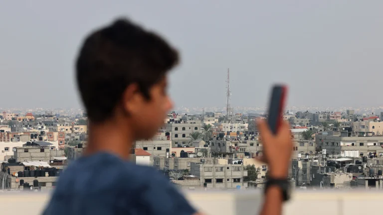 الاحتلال يقطع الاتصالات عن جباليا والمقاومة تستهدف آلياته