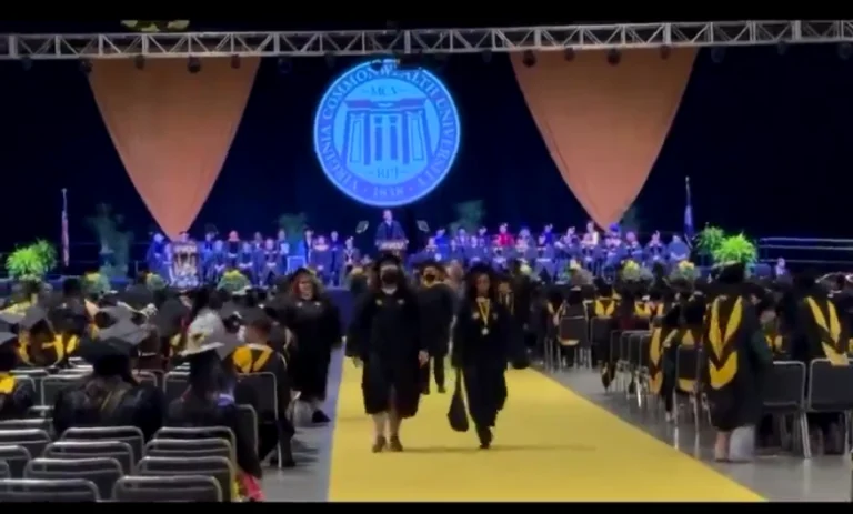 طلاب جامعة فرجينيا يغادرون حفل تخرجهم خلال كلمة حاكم الولاية احتجاجًا على دوره في اعتقال الطلاب المتضامنين مع فلسطين