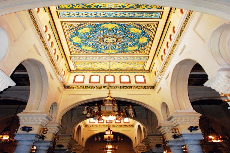 ترميم الأيقونة الثقافية: مسجد السيدة زينب في مصر يزين القاهرة بفخامته