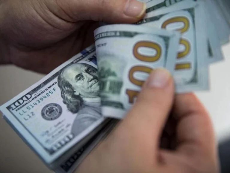 اليوم انخفض سعر الدولار في مصر بـ 20 قرشًا