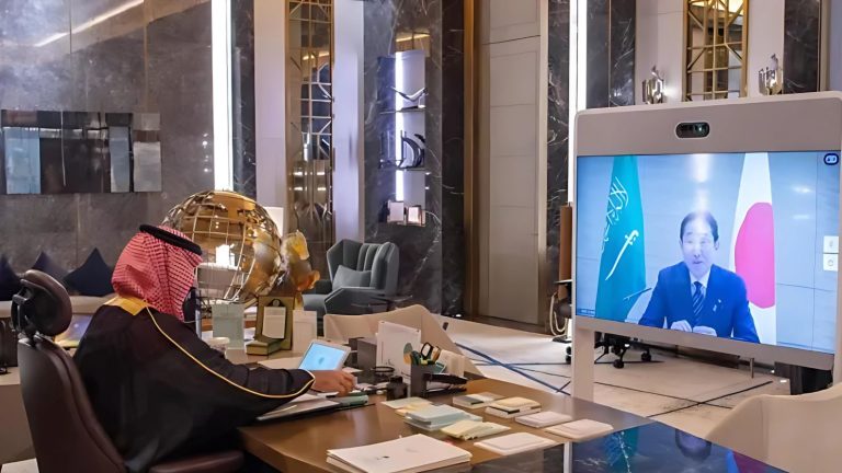 أدوات مكتب محمد بن سلمان تثير الجدل في الشارع السعودي خلال اتصاله برئيس الوزراء الياباني