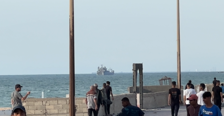 “فيديو” وصول سفن المساعدات لميناء غزة العائم ترافقها سفينة عسكرية أمريكية