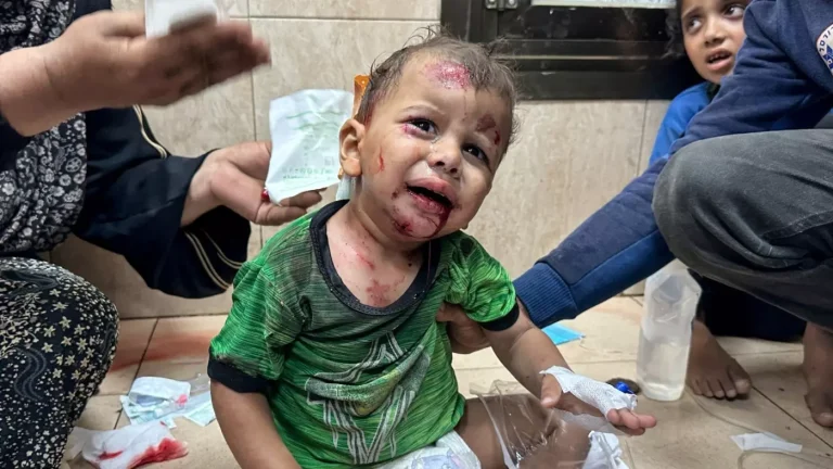 ميدل إيست آي: لا أريد أن أموت يا أمي :عائلة فلسطينية تصف تجربة فرارهم من منزلها