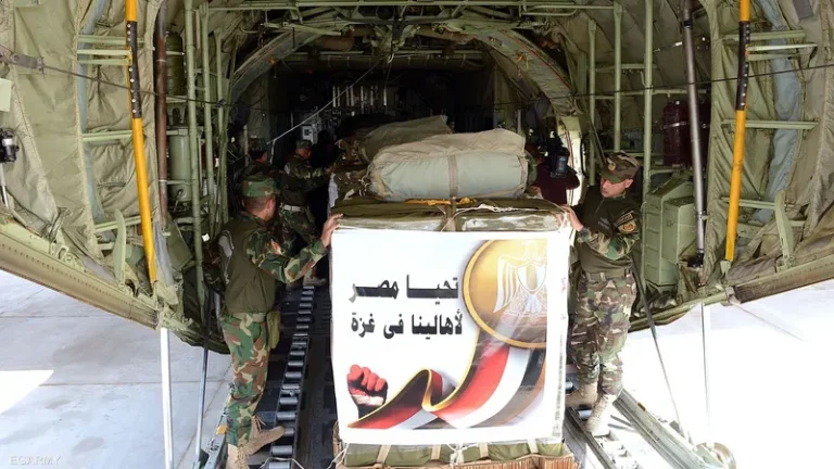 الجيش المصري يواصل إرسال المساعدات إلى قطاع غزة