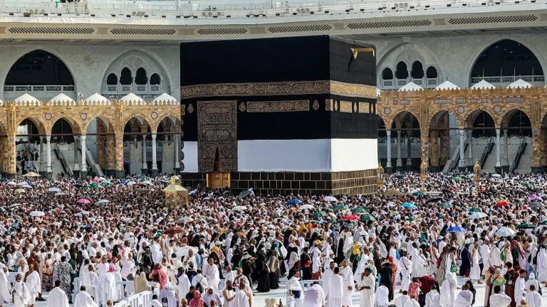 تقصير خطبتي وصلاة الجمعة في الحرمين الشريفين ل 15 دقيقة