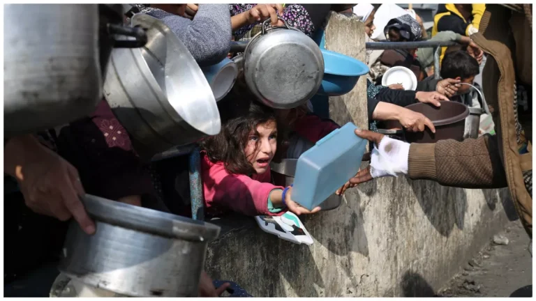 ميدل إيست آي : الجوع يجتاح أرواح الفلسطينيين في غزة، والحرب تشوش على الإعلان الرسمي عن المجاعة.