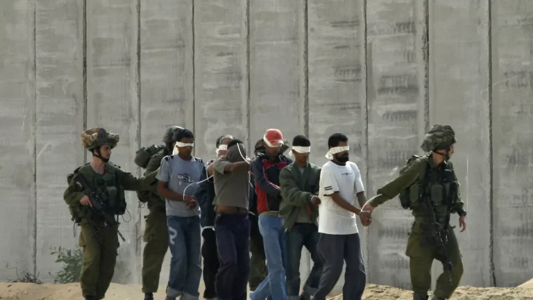 صحيفة هآرتس: إسرائيل تُخفي بيانات عن كمية الطعام المقدمة للأسرى الفلسطينيين