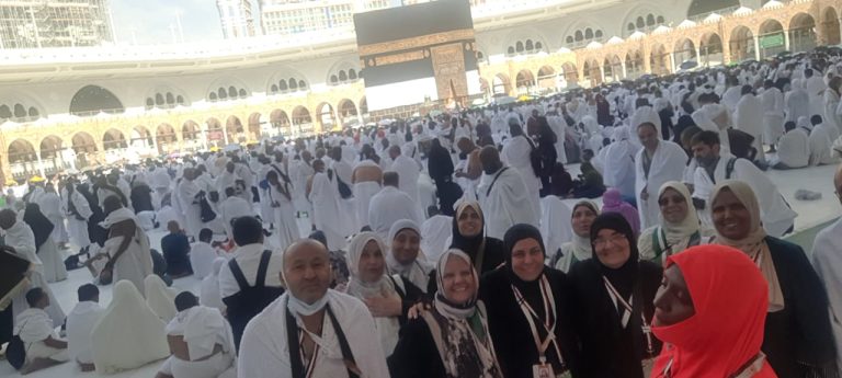حجاج بيت الله يواصلون الحج بحماس وتيسير مع رمي جمرة العقبة.