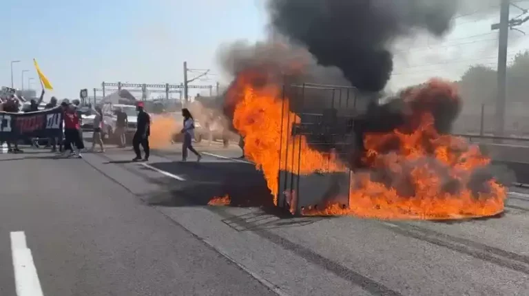 إسرائيلييْن يغلقون الطرق في تل أبيب احتجاجًا على تأخر صفقة تبادل السجناء.