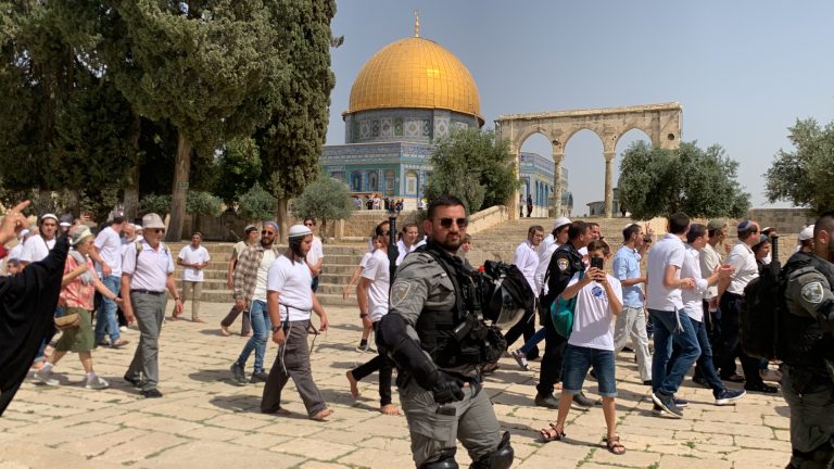 مسلحون يقتحمون المسجد الأقصى المبارك برعاية شرطة الاحتلال الإسرائيلي