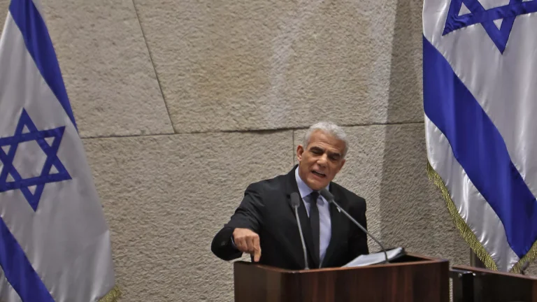 زعيم المعارضة يهاجم حكومة نتنياهو ويصفها بـ”المجنونة”