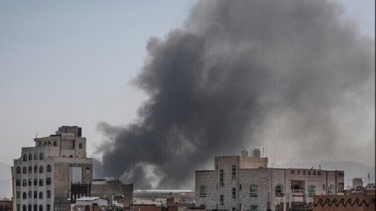 إصابة 35 بجروح في غارة أمريكية بريطانية علي مبنى الإذاعة اليمنية