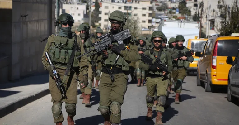 قوات الاحتلال تشتبك مع مقاتلين فلسطينيين في مخيم بلاطة