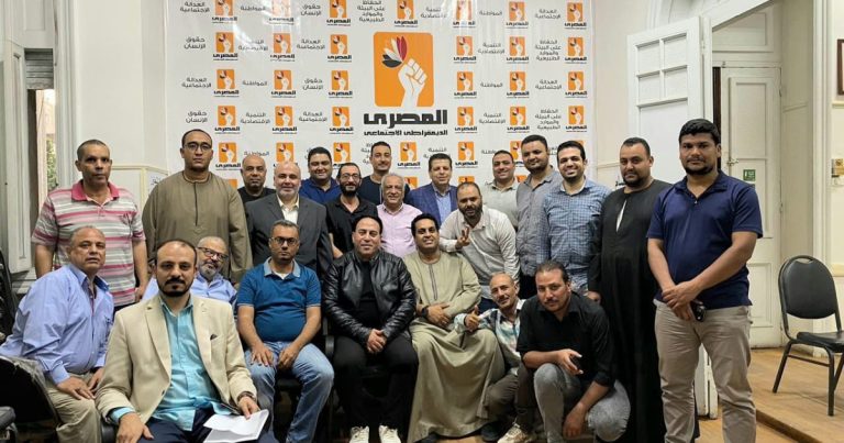 بعد تجاهل القيادة لمطالبهم.. أعضاء الحزب المصري الديمقراطي مستمرون في الاعتصام