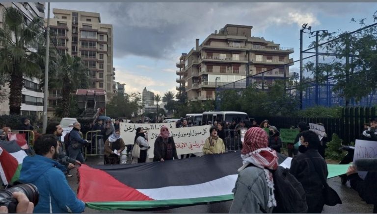 ناشطون يطالبون بإنهاء تواطؤ السيسي مع الاحتلال الإسرائيلي في احتجاجات أمام السفارة المصرية ببيروت