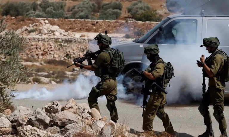 قوات الاحتلال تشن هجوما وحشيا على شباب فلسطينيين في كفردان