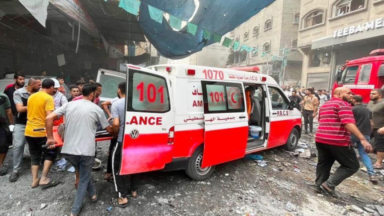 الهلال الأحمر الفلسطيني يفضح الاحتلال في تغطية عملياته العسكرية باستخدام شاحنات المساعدات الإنسانية.