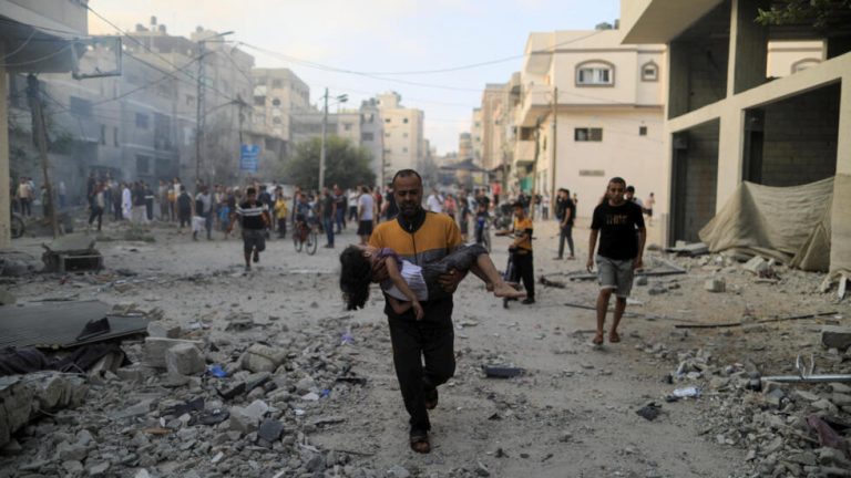 ناشط فلسطيني يروي معاناة أهل غزة مع القصف والحصار