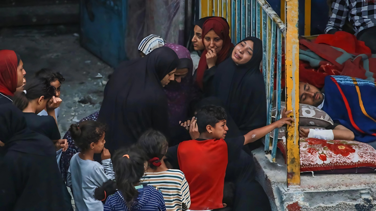 عشرات القتلى في قصف مدرسة بغزة وإسرائيل تزعم استهداف مجمع لـ حماس