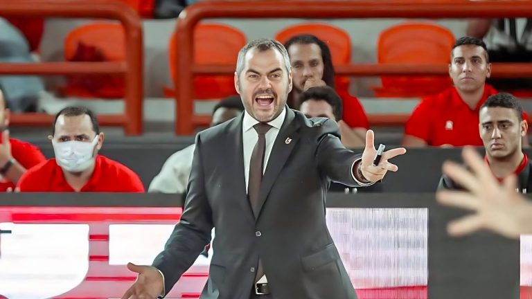 مدرب الفريق الأول لكرة السلة بنادي الأهلي يعلن رحيله واقترابه من تدريب المنتخب القطري