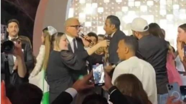 آخرها ضرب معجب بالقلم. عمرو دياب يثير غضب المصريين