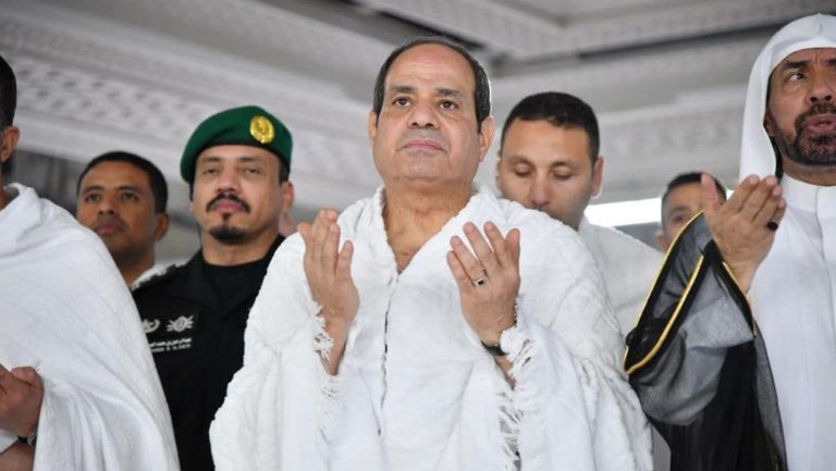 السيسي يتوجه إلى السعودية لأداء فريضة الحج