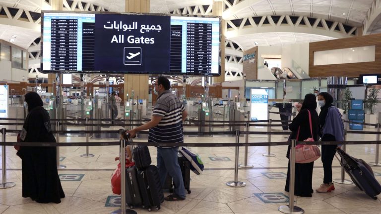 ترحيل حاملي تأشيرات الزيارة من مكة الى جدة وضبط سماسرة الحج الوهميين