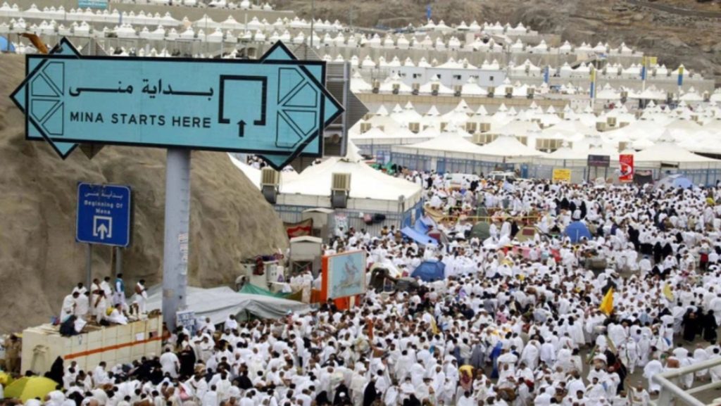 حجاج بيت الله الحرام يتوافدون إلى منى لرمي الجمرات وأداء مناسك عيد الأضحى