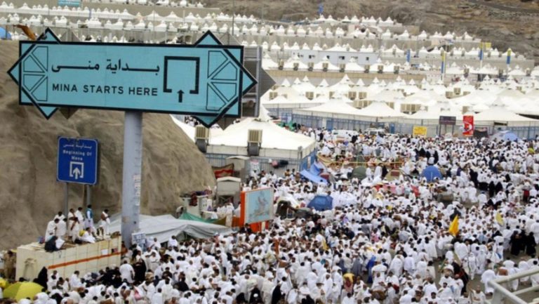 حجاج بيت الله الحرام يتوافدون إلى منى لرمي الجمرات وأداء مناسك عيد الأضحى