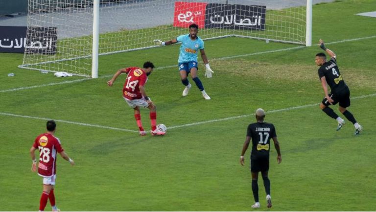 الأهلي ينتزع فوزًا غاليًا على فاركو في الدوري المصري