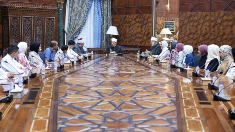 شيخ الأزهر يستقبل طلاب معاهد غزة الأزهريين ويشيد بصمودهم