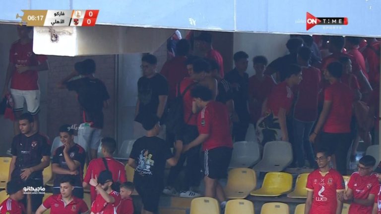 جماهير الأهلي تغادر الملعب في بداية مباراة فاركو احتجاجًا على منع رفع علم فلسطين