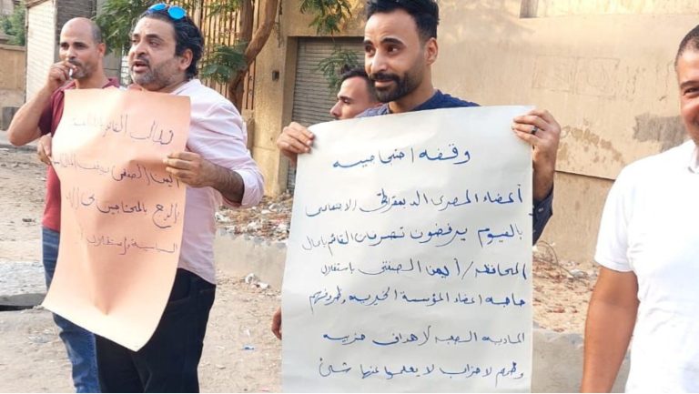 أمام منزله.. وقفة احتجاجية لأعضاء بالحزب المصري الديمقراطي بالفيوم ضد أمين المحافظة
