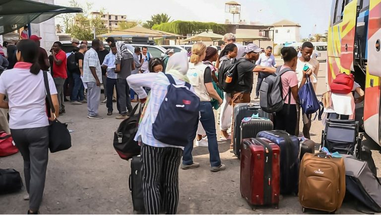 تصاعد التوترات في مصر ضد اللاجئين السودانيين وسط حملات أمنية وترحيلات جماعية