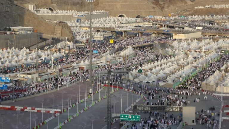 حجاج بيت الله الحرام يتجهون إلى مزدلفة بعد أدائهم ركن الحج الأعظم في عرفات