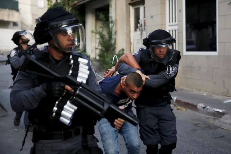 قوات الاحتلال تعتقل 20 فلسطينيا بالضفة الغربية بينهم أطفال