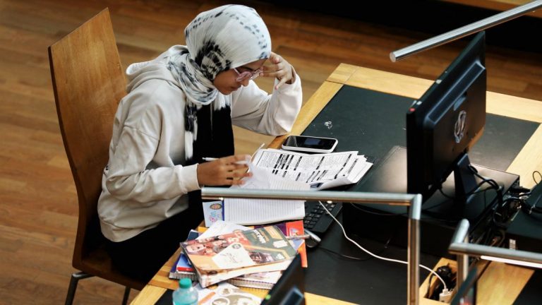 “سيمنز” الألمانية تفاقم أزمة كهرباء مصر